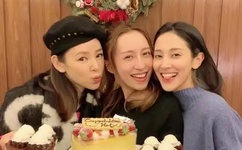 坐着吃饭还连在一起